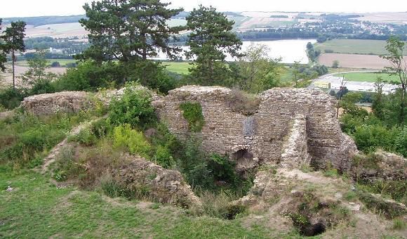 Zcenina hradu Cviln (elenburk)